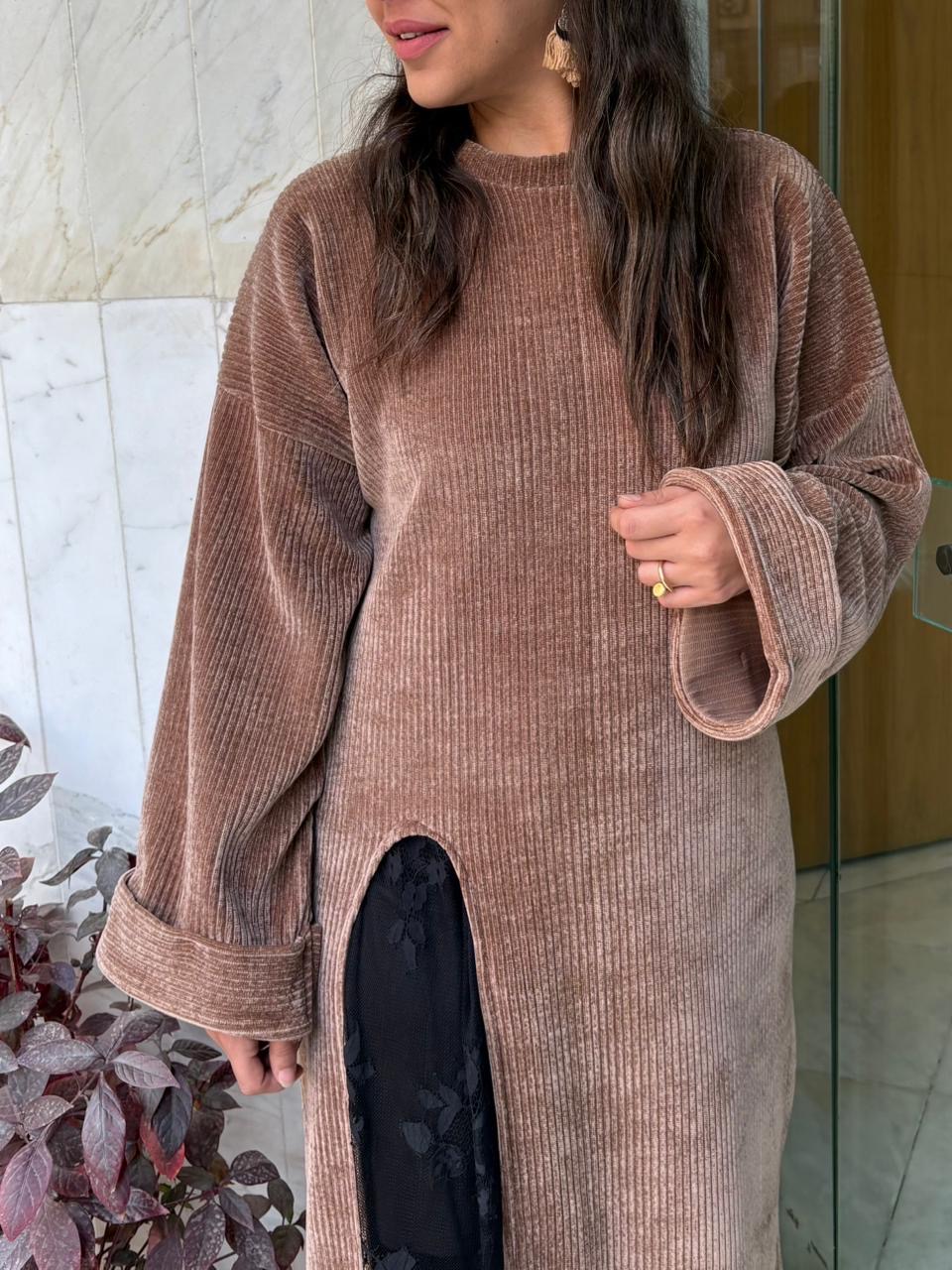 Maxi dress with round slit - Image 2