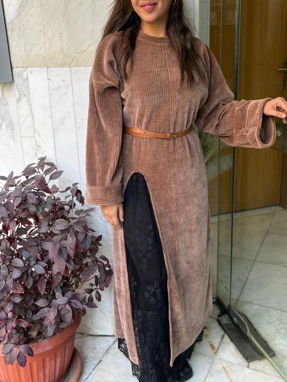 Maxi dress with round slit - Image 4